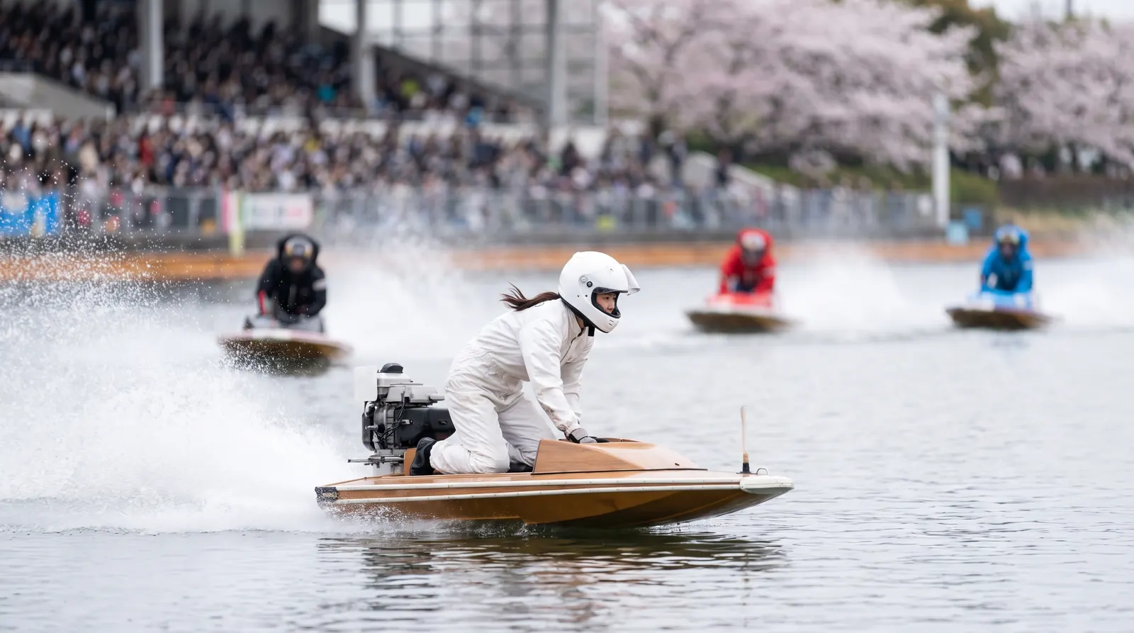 白い勝負服(1号艇)で先頭を走る女子レーサーのイメージ(2022年に遠藤エミが史上初の女子SG覇者となった)