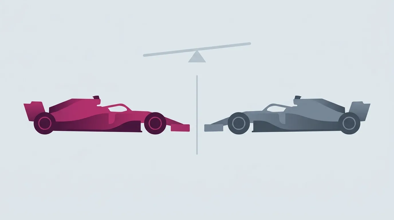 同じ形のF1マシン2台が左右に向かい合い、上の天秤が片側へわずかに傾いている図 — チームメイト同士のヘッド・トゥ・ヘッドを表した図