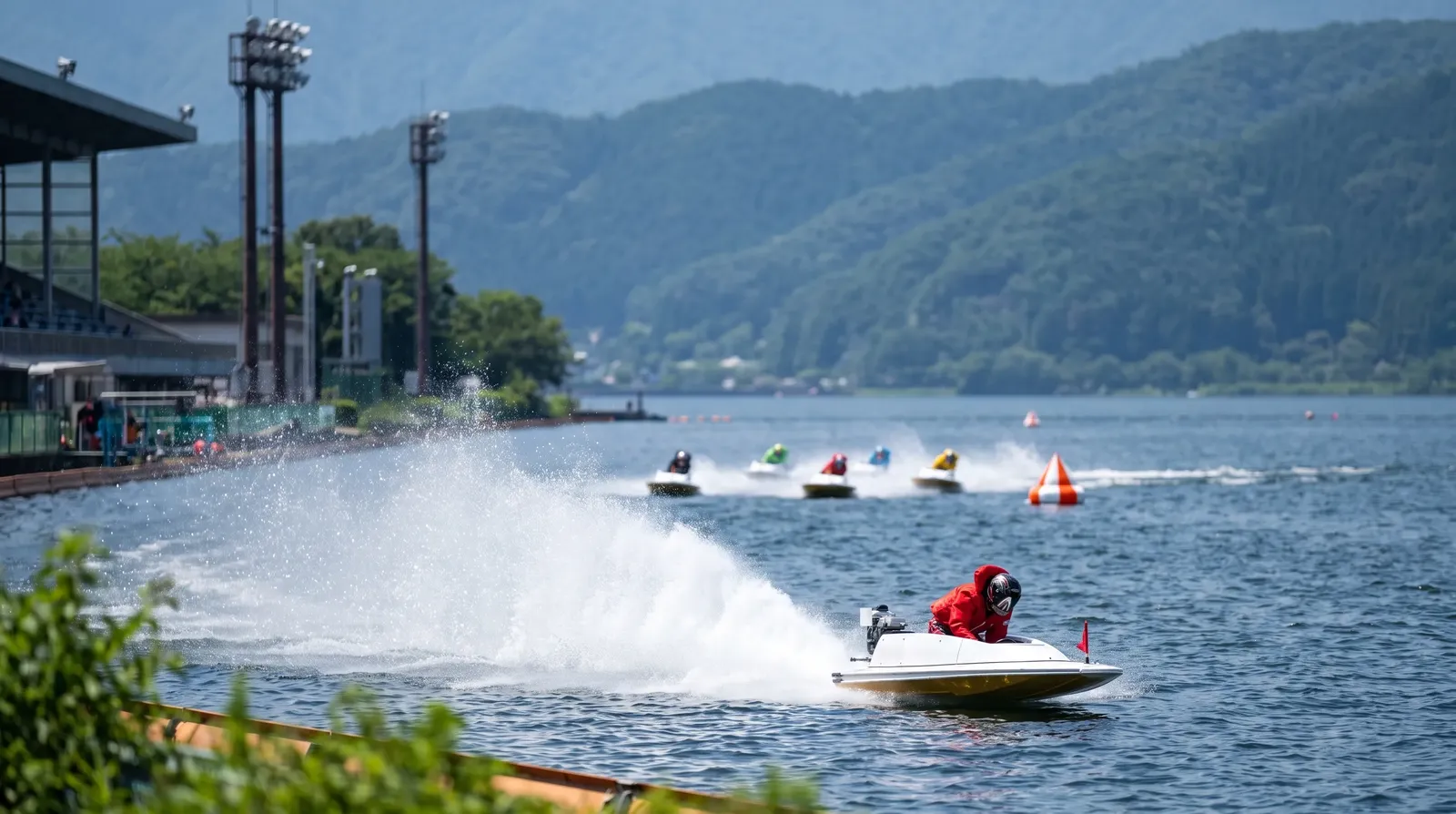 真夏の湖上コースで後続を突き放して先頭を走る1艇のイメージ（2026年は1号艇が逃げ切って優勝）