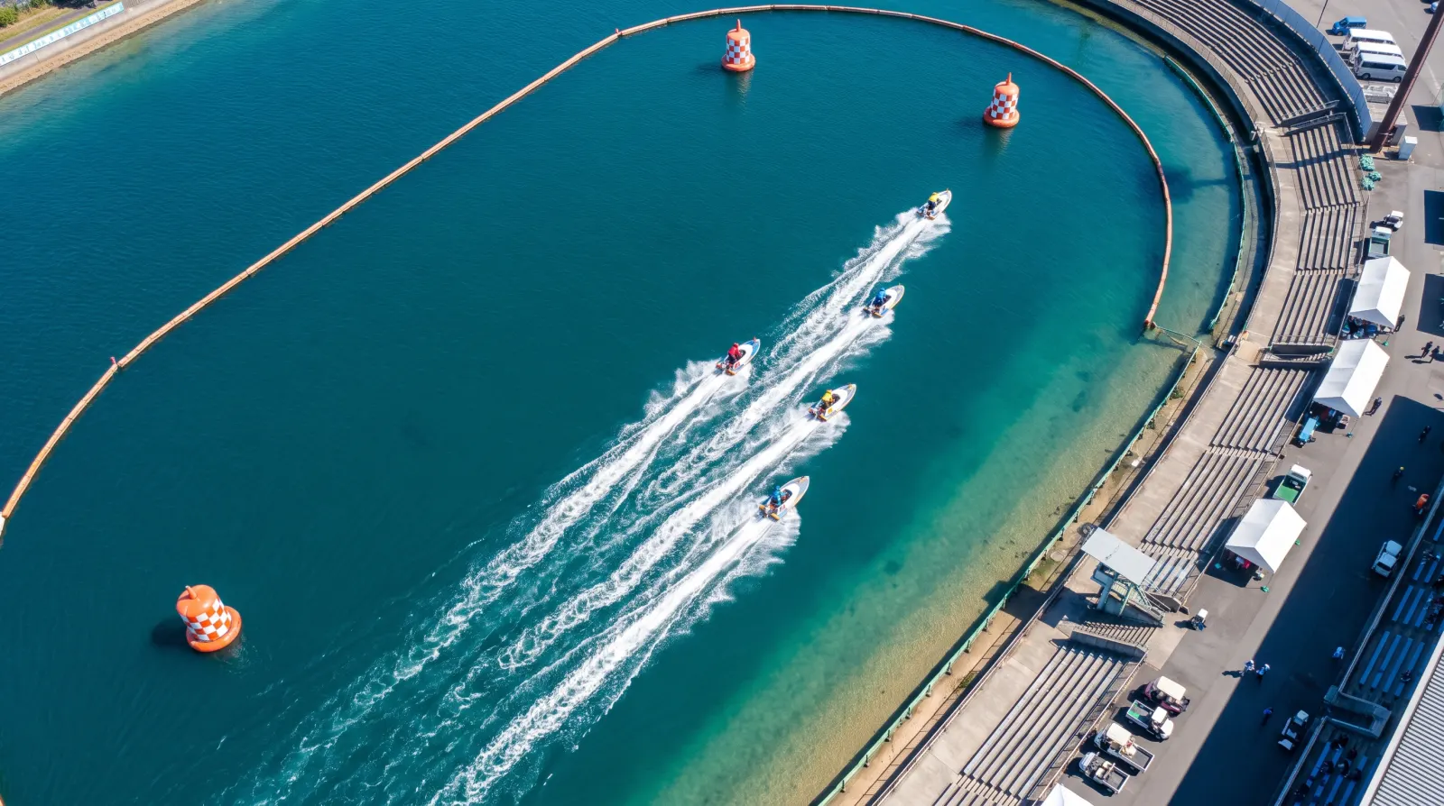 ボートレース場の水面を上空から見たイメージ（ターンマークと6艇の航跡）
