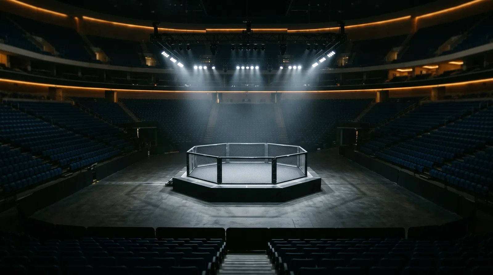 無人のオクタゴンが照明に照らされたアリーナ。UFCファイトナイト・サウジアラビアのイメージ